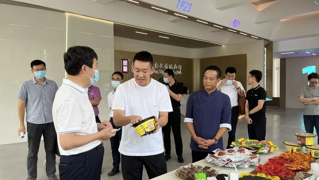 副市長申甲到訪黃圃鎮(zhèn)調(diào)研預(yù)制菜產(chǎn)業(yè)發(fā)展情況，期間走訪榮業(yè)食品